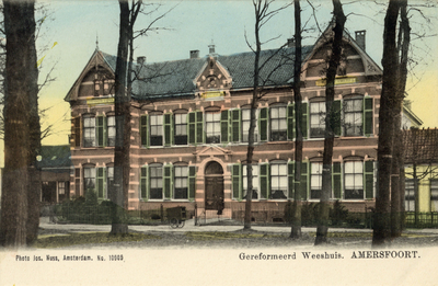 12989 Gezicht op de voorgevel van het Gereformeerd Weeshuis (Hogeweg 4) te Amersfoort.